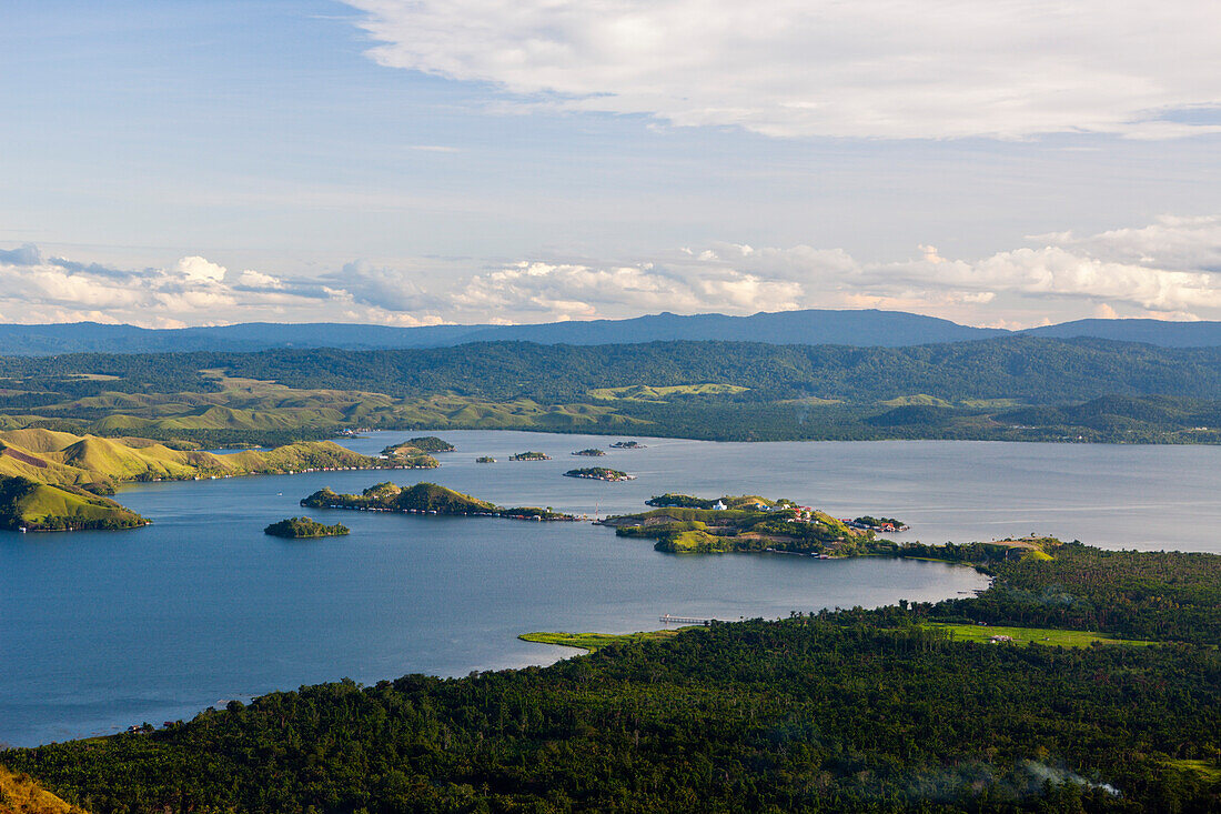 Blick auf den Sentani See, Jayapura, West Papua, Indonesien