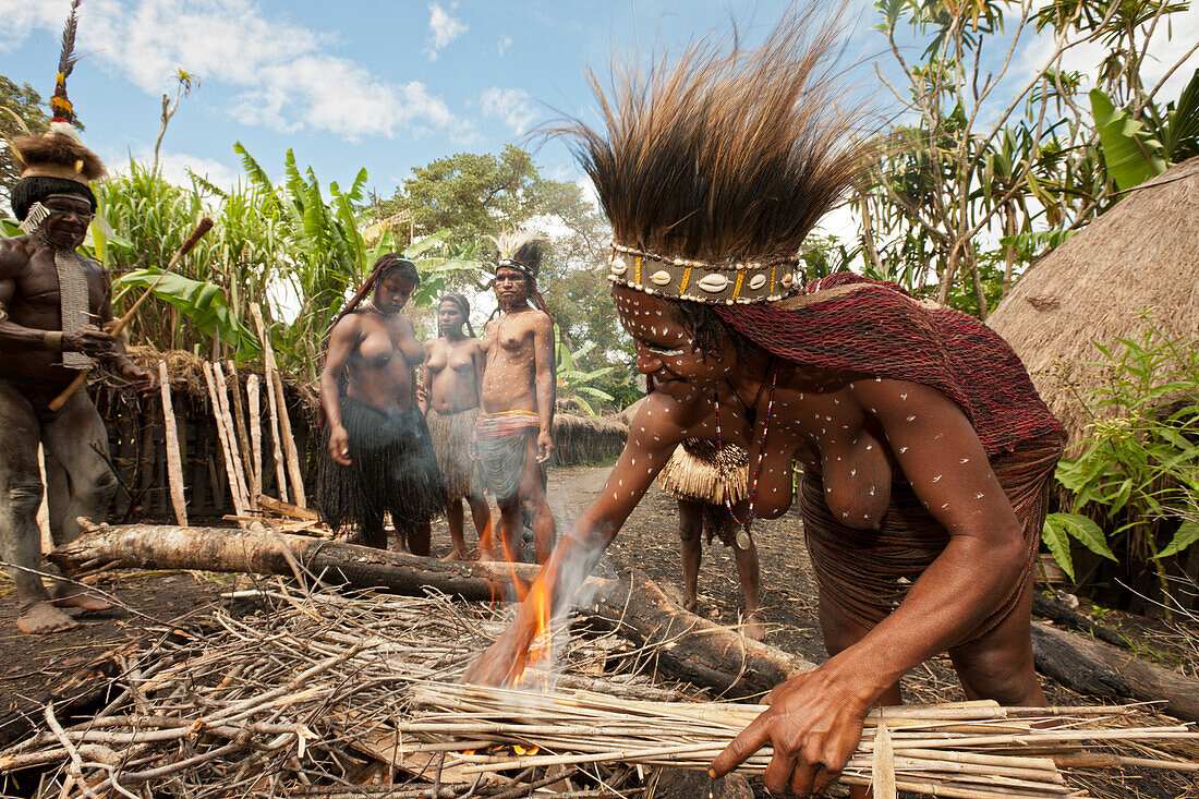 Dani Stamm bereitet Erdofen vor, Baliem Valley, West Papua, Indonesien