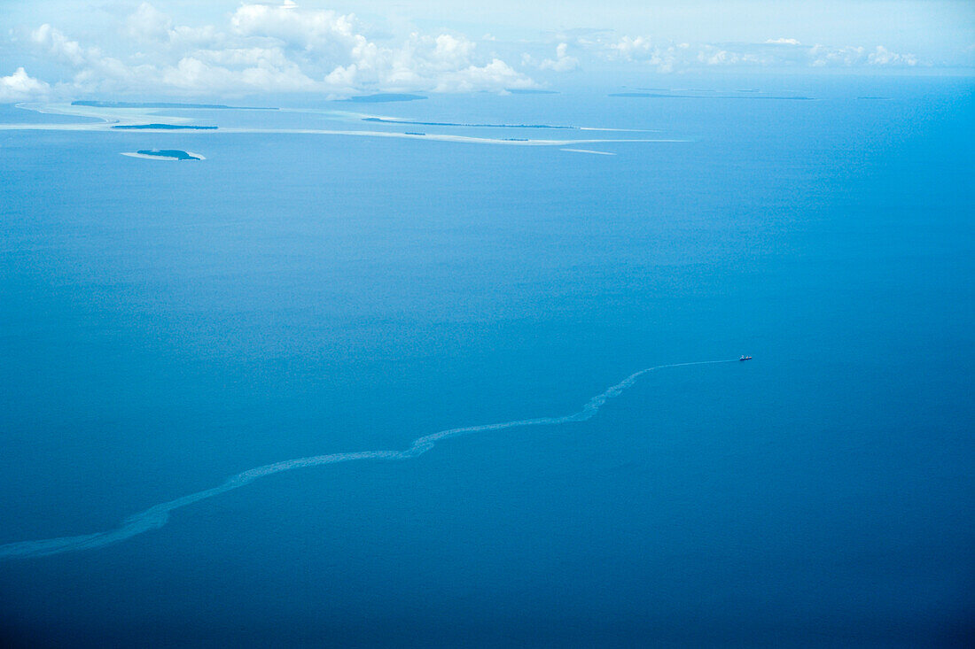 Schiff verklappt Oel im Meer, Cenderawasih Bucht, West Papua, Indonesien