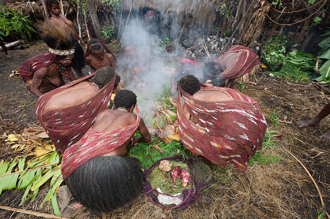 Dani Stamm bereitet Erdofen vor, Baliem Valley, West Papua, Indonesien