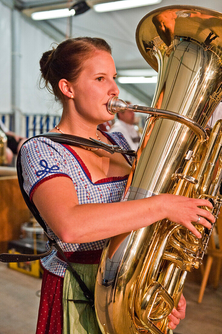 Junge Frau spielt Tuba, Glockenweihe, Antdorf, Bayern, Deutschland