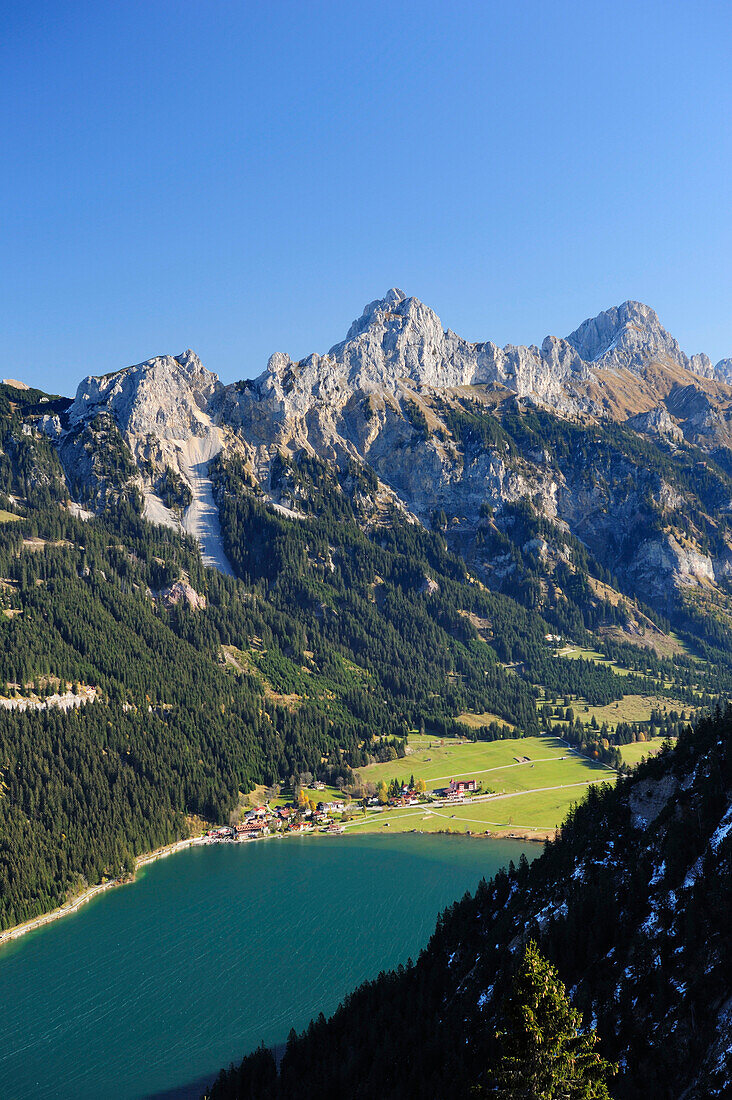 Blick auf Haldensee und Ort Haldensee mit Rote Flüh und Kellespitze, Tannheimer Berge, Allgäuer Alpen, Tirol, Österreich, Europa