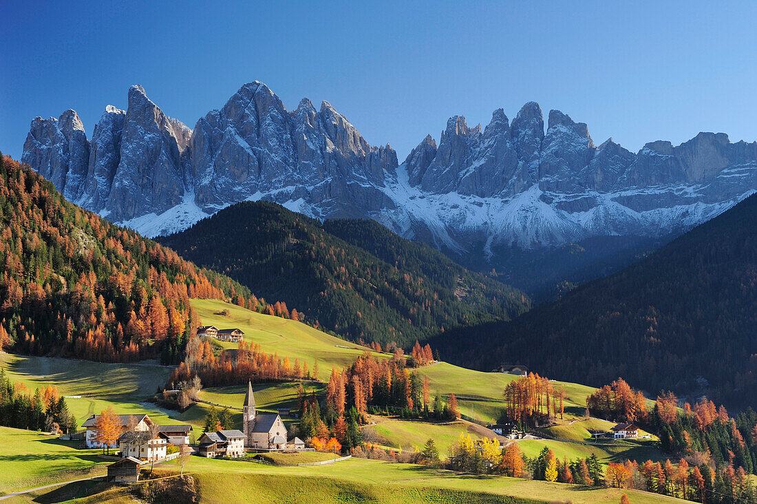 St. Magdalena vor Geislergruppe im Herbst, St. Magdalena, Villnösstal, Dolomiten, UNESCO Weltnaturerbe Dolomiten, Südtirol, Italien, Europa