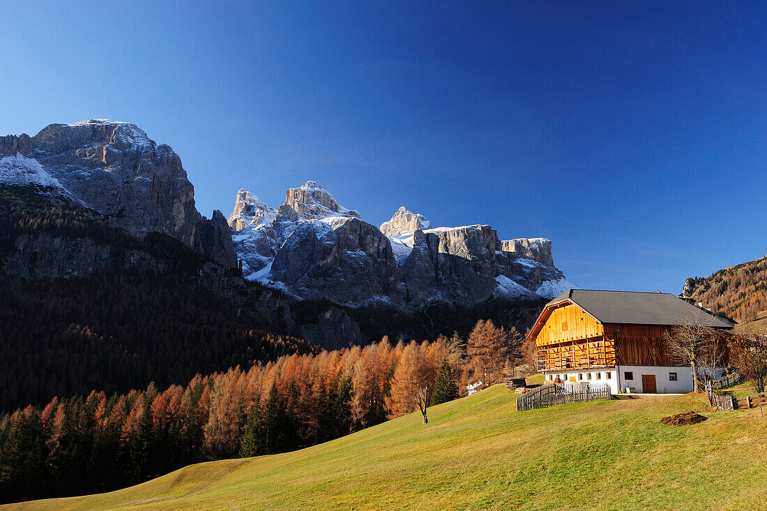 Bauernhof vor Felswänden des Sellastock, Corvara, Dolomiten, UNESCO Weltnaturerbe Dolomiten, Südtirol, Italien, Europa