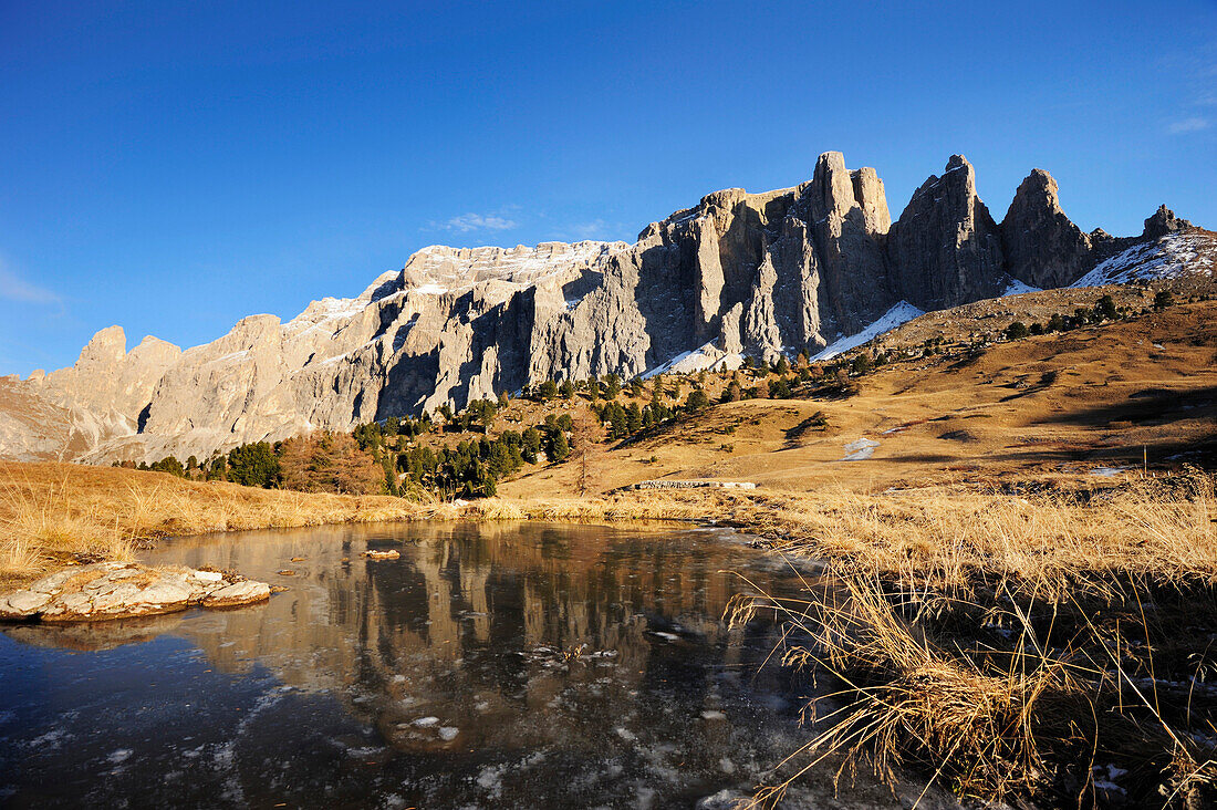 Bergsee vor Sellagruppe, Dolomiten, UNESCO Weltnaturerbe Dolomiten, Südtirol, Italien, Europa