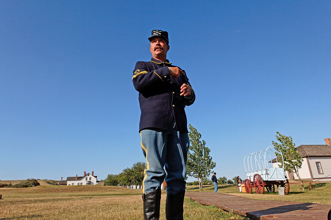 Guide dressed up as an American soldier, Fort Abraham Lincoln State Park, General Custers House, Bismarck, Burleigh County, North Dakota, USA