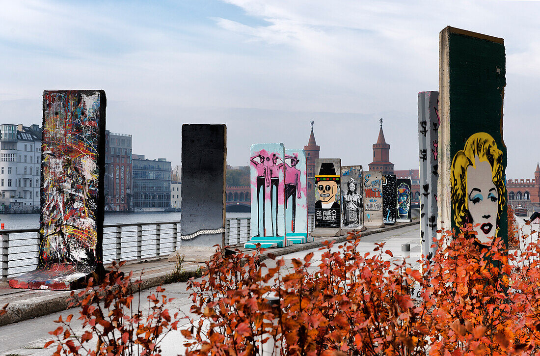 Pieces of Berlin Wall with Graffiti, Berlin Friedrichhain, Spree, Top Tree Bridge, Berlin, Germany, Europe