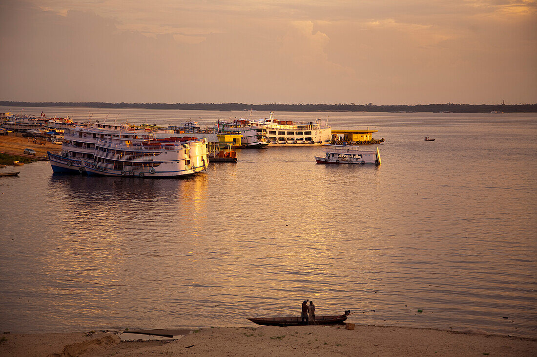 Fischer im Kanu und Amazonas Flussdampfer bei Sonnenuntergang, Manaus, Amazonas, Brasilien, Südamerika