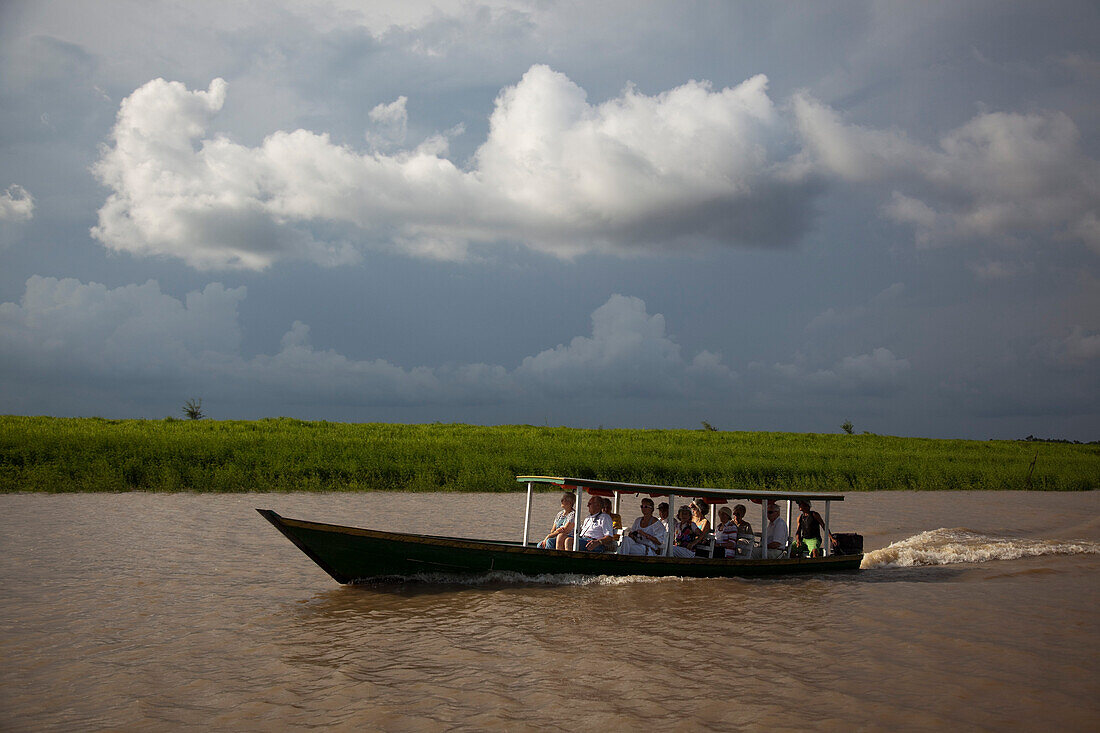 Ausflugsboot mit Touristen auf einem Seitenarm des Fluss Amazonas, nahe Manaus, Amazonas, Brasilien, Südamerika