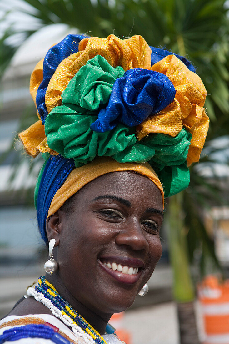 Eine freundliche Brasilianerin in traditioneller Tracht mit Kopfschmuck, Salvador da Bahia, Bahia, Brasilien, Südamerika