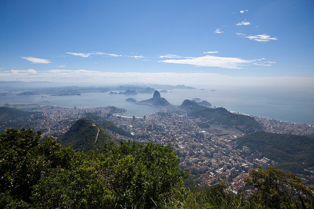 Blick vom Berg Corcovado auf die Stadt mit Zuckerhut, Rio de Janeiro, Rio de Janeiro, Brasilien, Südamerika