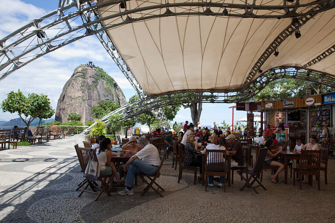 Menschen im Restaurant an der Mittelstation der Sky Gondola Seilbahn am Zuckerhut, Rio de Janeiro, Rio de Janeiro, Brasilien, Südamerika