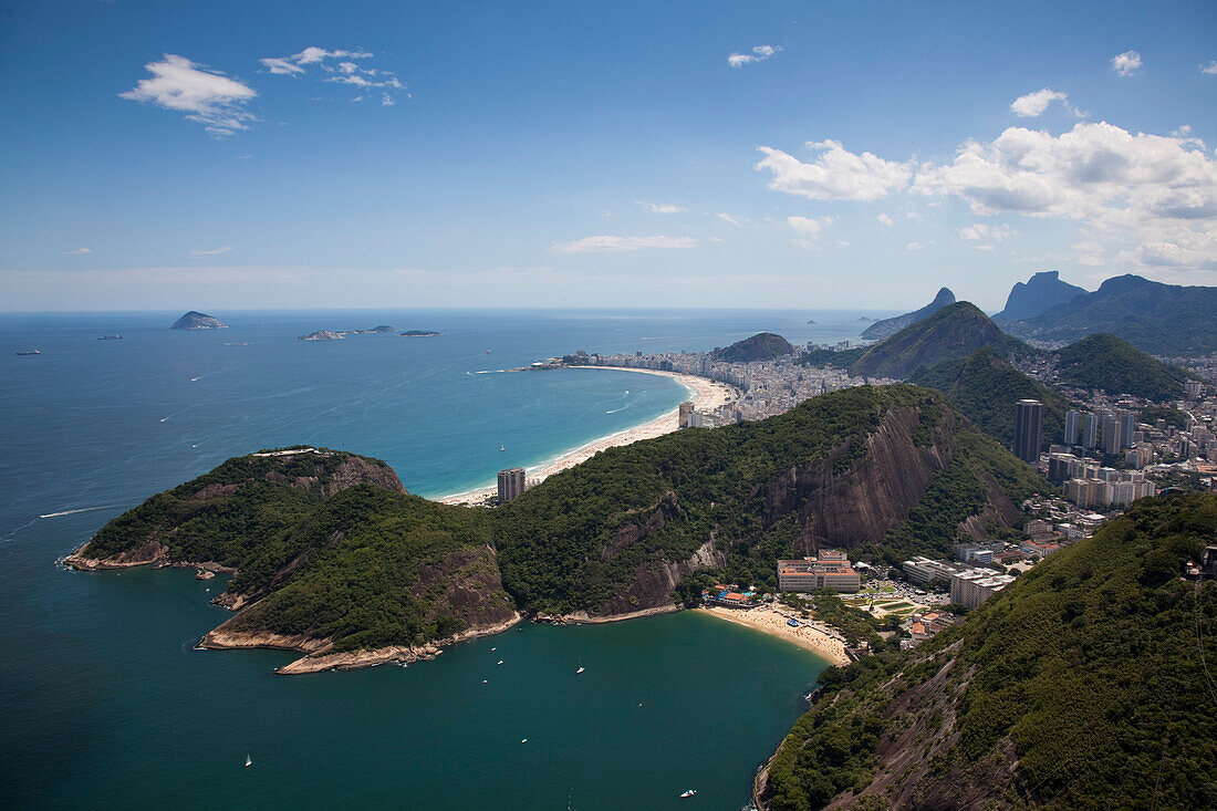 Blick vom Zuckerhut auf die Stadt und den Strand der Copacabana (im Hintergrund), Rio de Janeiro, Rio de Janeiro, Brasilien, Südamerika