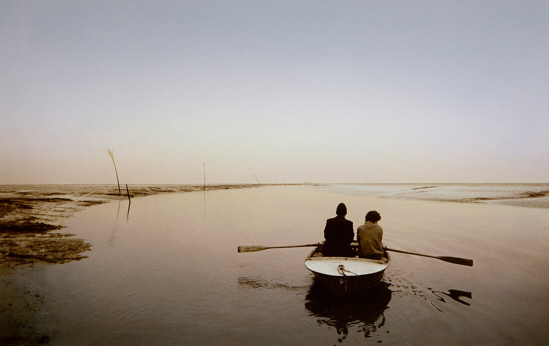 Zwei Männer im Ruderboot in einem Priel, Ostfriesisches Wattenmeer, Ostfriesland, Nordsee, Niedersachsen, Deutschland, Europa