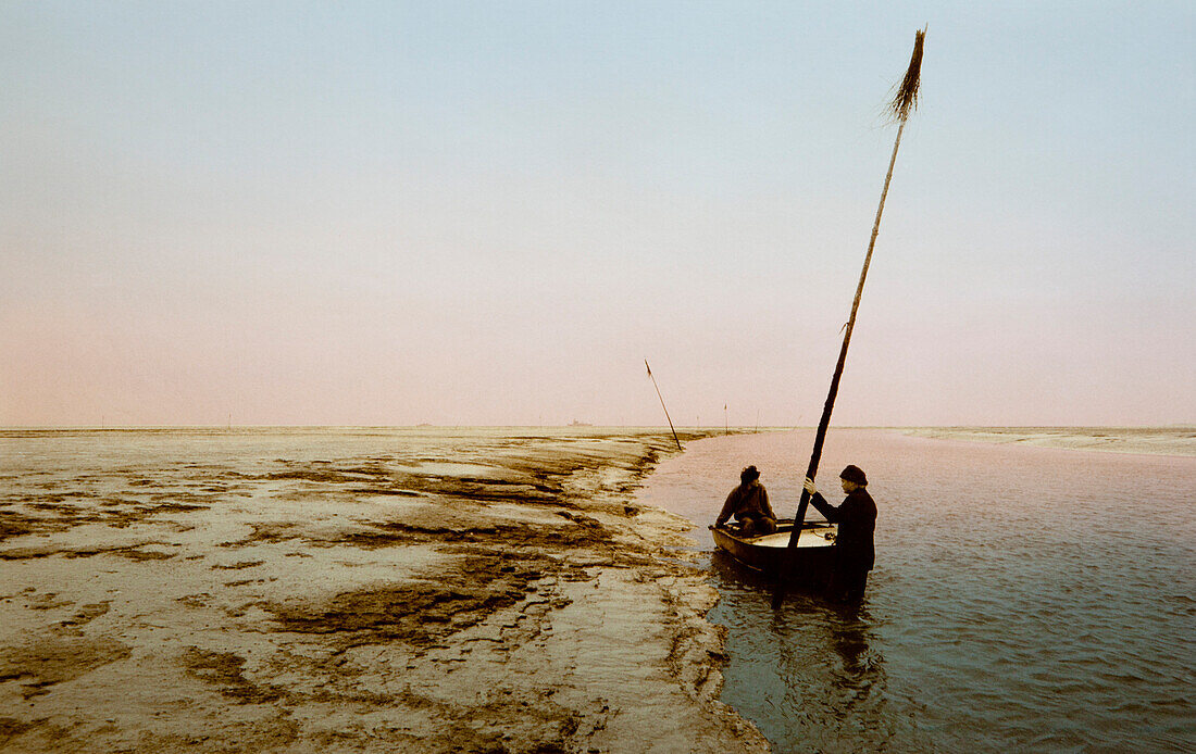 Zwei Männer im Ruderboot in einem Priel, Ostfriesisches Wattenmeer, Ostfriesland, Nordsee, Niedersachsen, Deutschland, Europa
