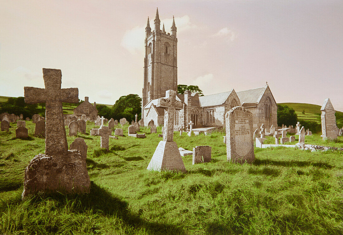Friedhof in einem Dorf bei Dartmoor, Devon, Südengland, Großbritannien, Europa