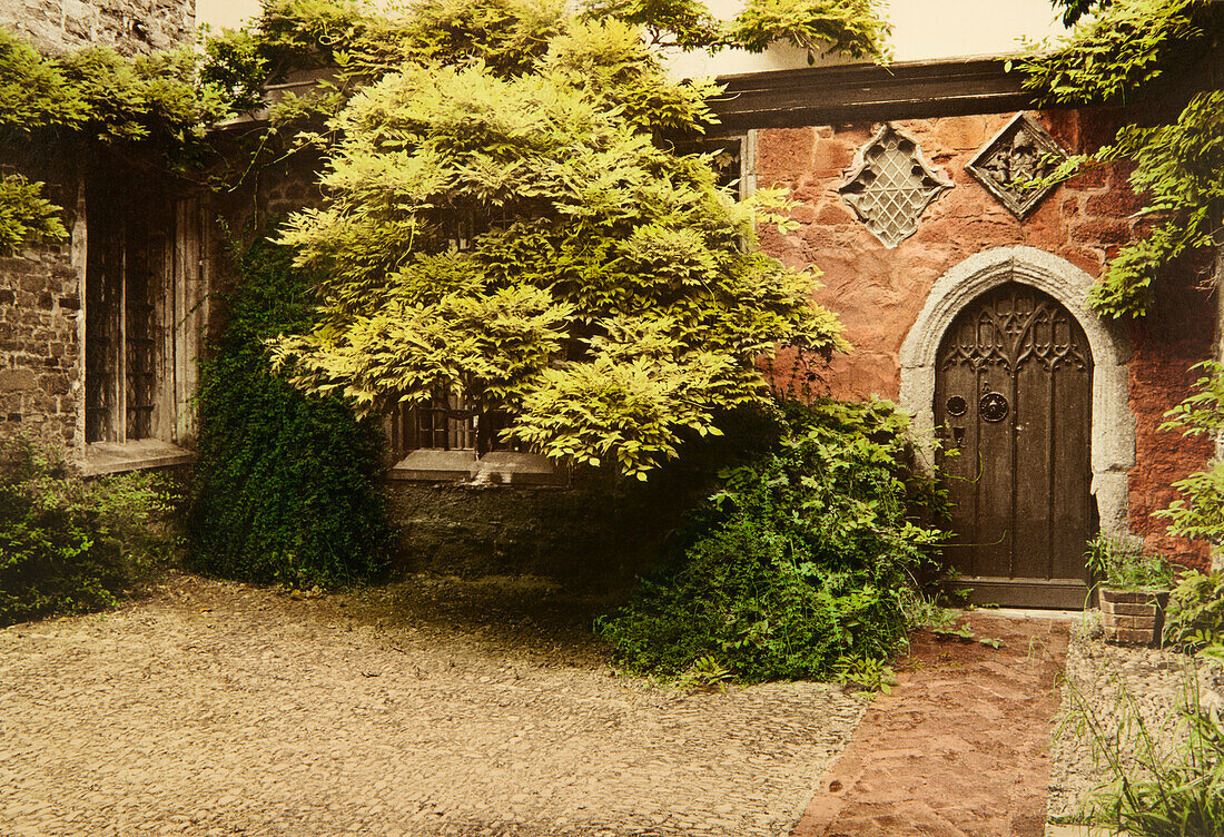 Innenhof mit Haustür, Dartmoor, Devon, Südengland, Großbritannien, Europa