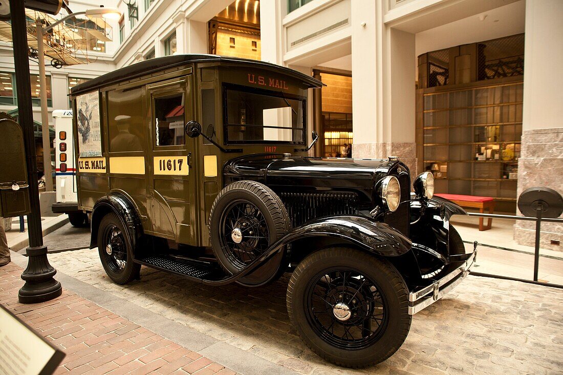 Antique postal delivery truck from the 1920´s, Smithsonian Postal Museum, Washington, DC