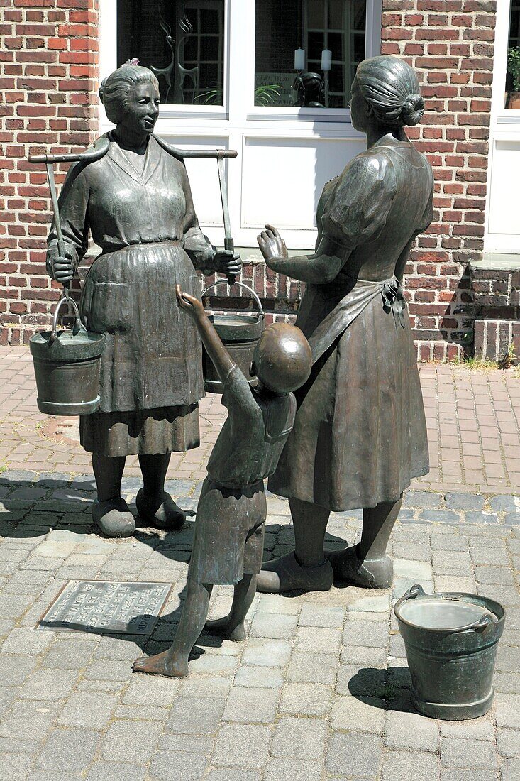 Germany, Xanten, Rhine, Lower Rhine, North Rhine-Westphalia, NRW, sculpture group women at the water pump by sculptor Bonifatius Stirnberg