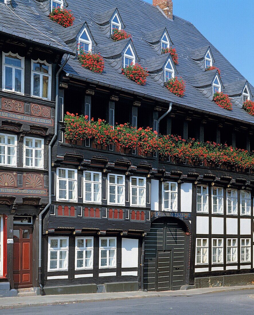 D-Goslar, Gose, Harz, Niedersachsen, Altstadt, Fachwerkhaus in der Baeckerstrasse, Buergerhaus, Blumenschmuck, Geranien, die Altstadt von Goslar gehoert zum UNESCO Weltkulturerbe, D-Goslar, Gose, Harz, Lower Saxony, old city, half-timbered house in the Ba