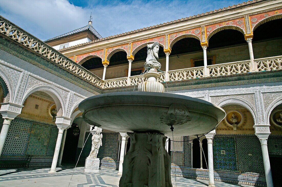 Fountain, Main couryard, Casa de Pilatos also named Palace of Medinacelli, built in the XVI century  City of Sevilla  Andalucia  Spain