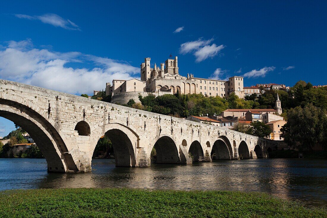 France, Languedoc-Roussillon, Herault Department, Beziers, Cathedrale St-Nazaire cathedral and the Pont Vieux bridge