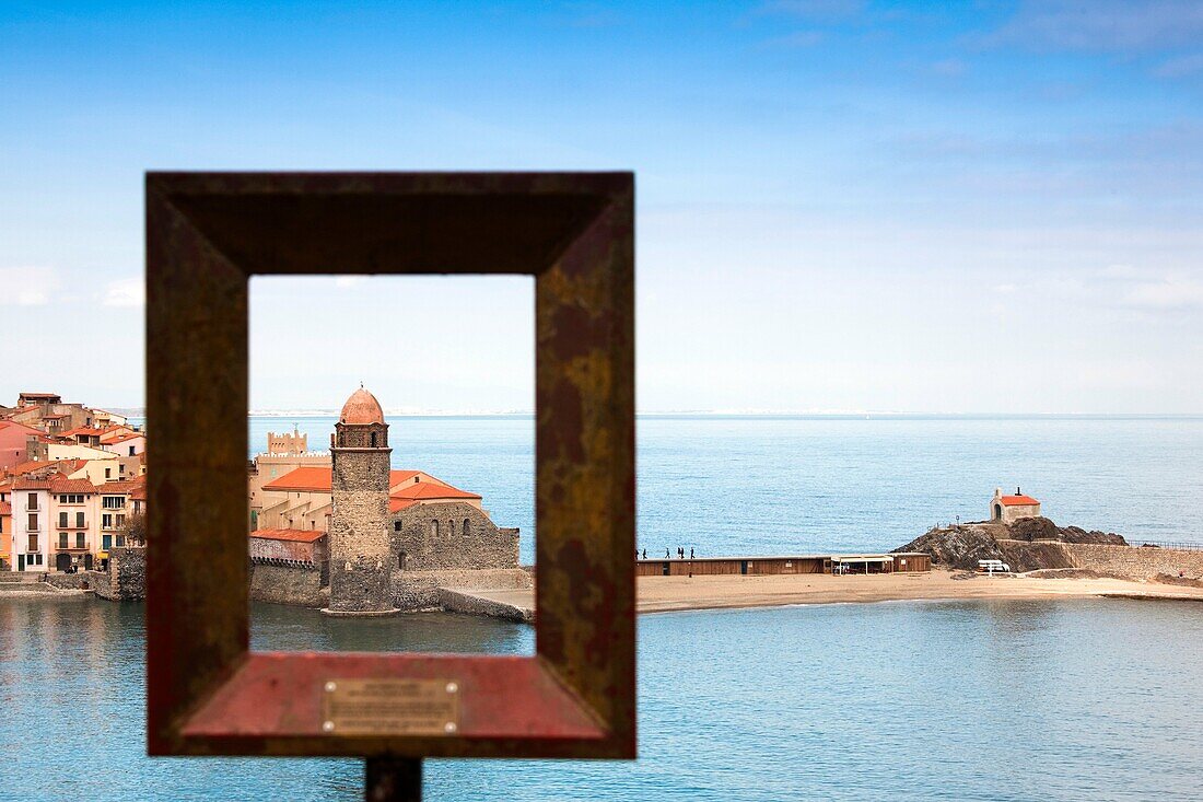 France, Languedoc-Roussillon, Pyrennes-Orientales Department, Vermillion Coast Area, Collioure, Fauvism Trail, Eglise Notre Dame des Anges seen through artist´s frame