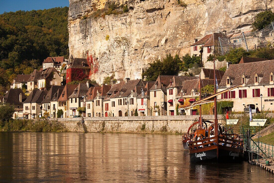 France, Aquitaine Region, Dordogne Department, La Roque Gageac, town on the Dordogne River and tour boats