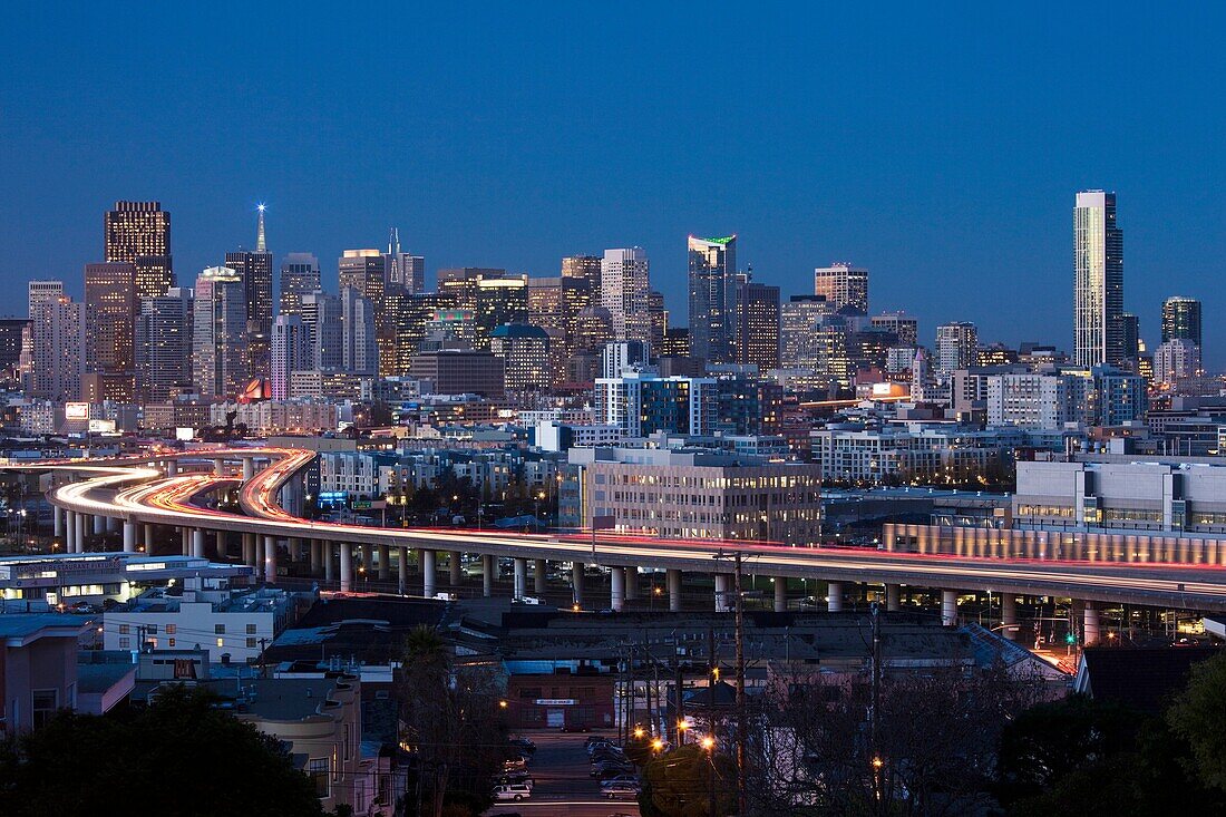 USA, California, San Francisco, Potrero Hill, view of downtown and I-280 highway, evening