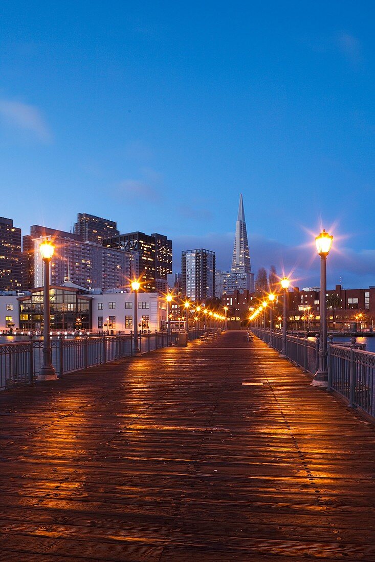 USA, California, San Francisco, Embarcadero, city view from Pier 7, Broadway Pier, with Transamerica Pyramid, dawn