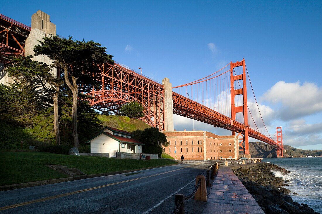 USA, California, San Francisco, The Presidio, Golden Gate National Recreation Area, Golden Gate Bridge from Fort Point, dawn