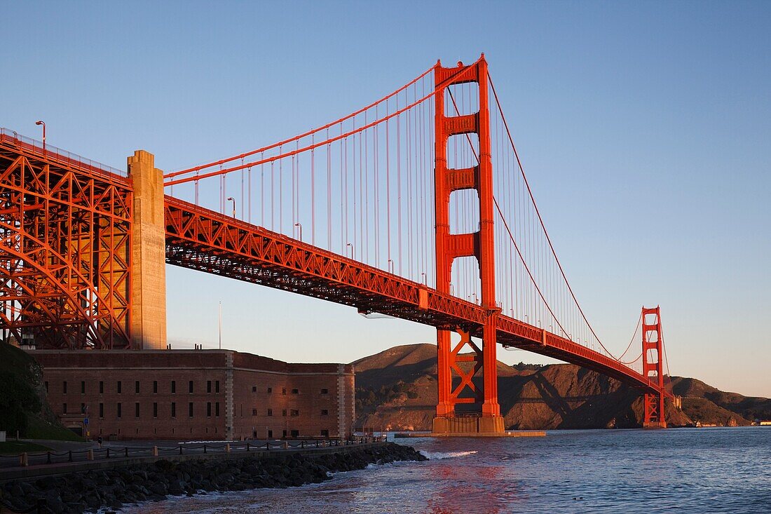 USA, California, San Francisco, Presidio, Golden Gate National Recreation Area, Golden Gate Bridge from Fort Point, dawn