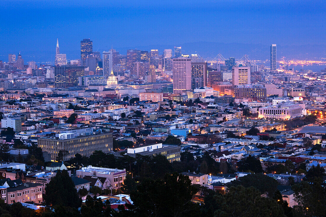 USA, California, San Francisco, Downtown, elevated city view from Corona Heights Park, evening