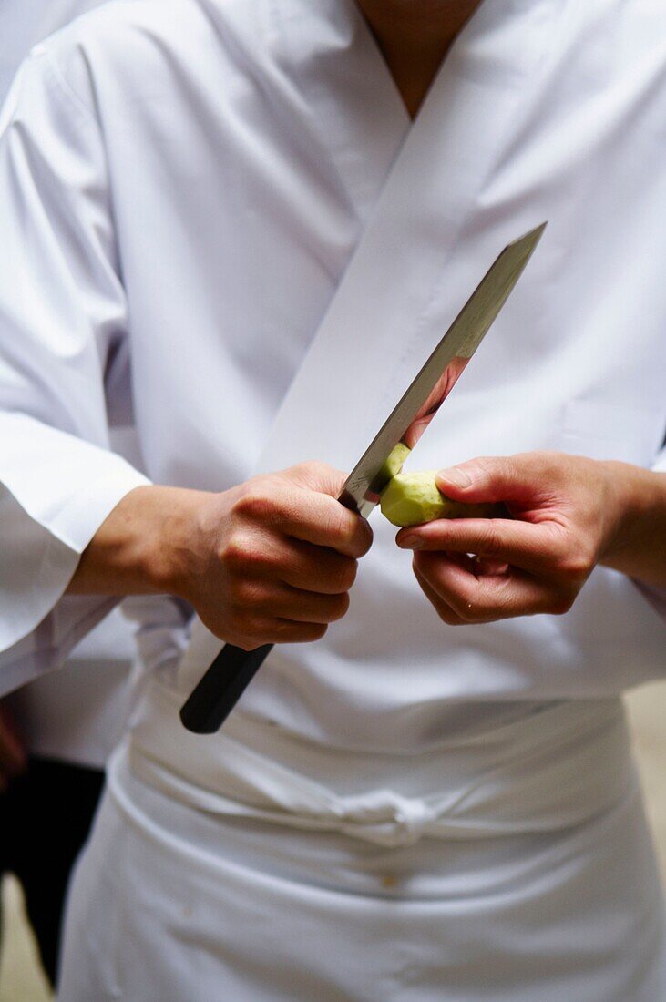 Japan, Tokyo, Takashi Saïto, sushi master, in his 6 places restaurant, wasabi.