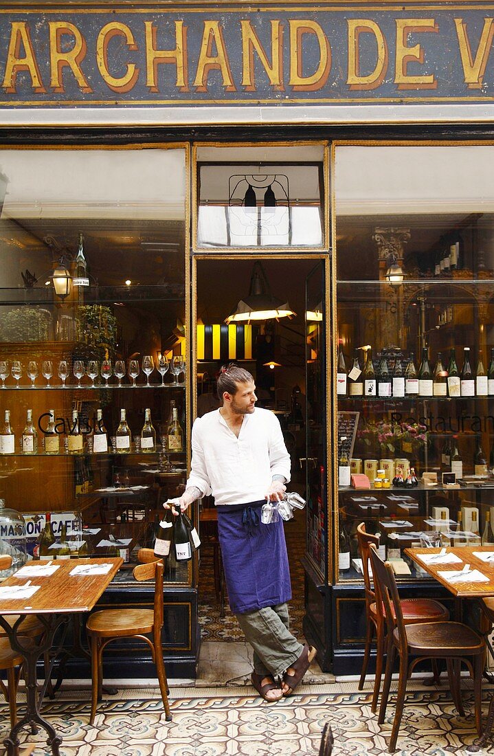France, Cellar-Restaurants, wine, Paris, restaurant of Pierre Jancou, ´Racines´, boss in full action