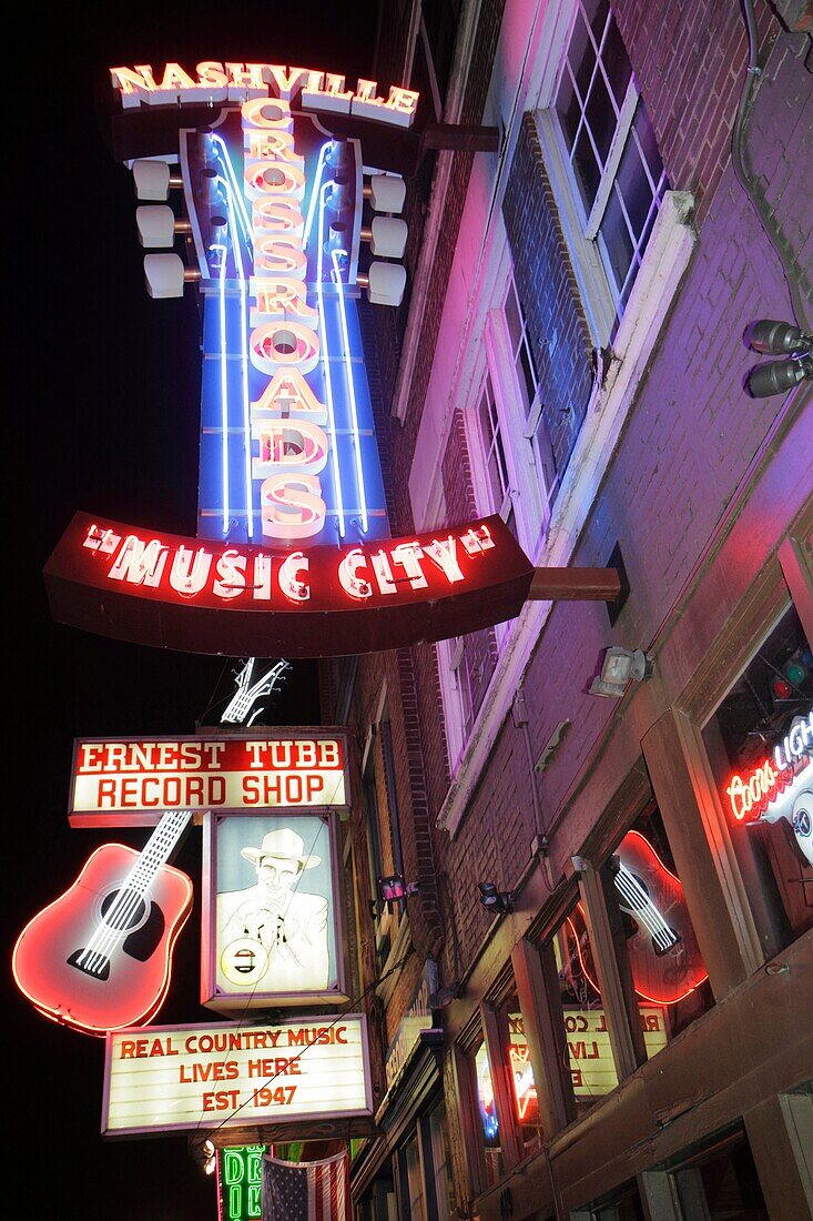 Tennessee, Nashville, ´Music City USA´, downtown, Lower Broadway, business strip, neon light, sign, Ernest Tubb Record Shop, Crossroads, lounge, honky tonk, night, nightlife