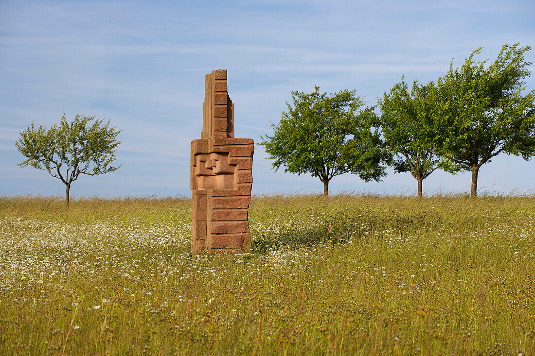 Agrarlandschaft mit Skulptur bei Scheuerwald, Skulpturenstraße, Steine an der Grenze, Saarland, Deutschland, Europa