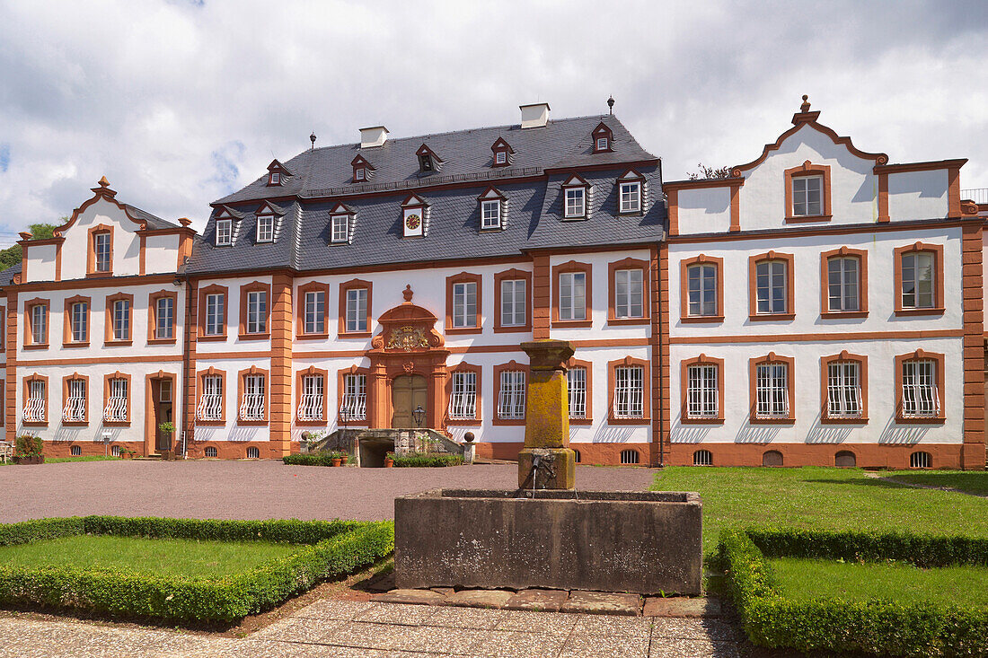 Schloß Münchweiler unter Wolkenhimmel, Wadern-Nunkirchen, Saarland, Deutschland, Europa