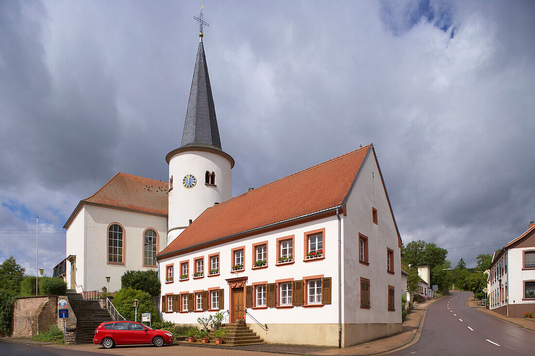 Romanischer Rundturm der Kirche St. Markus unter Wolkenhimmel, Reinheim, Bliesgau, Saarland, Deutschland, Europa