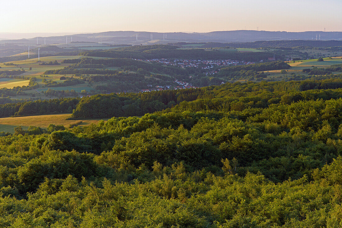 Blick vom Höcherbergturm auf Landschaft im Abendlicht, Richtung Lautenbach und Breitenbach, Saarland, Deutschland, Europa