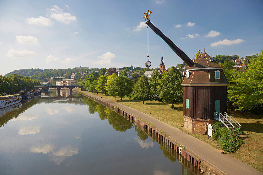 Blick auf Saarkran und Alte Brücke an der Saar im Sonnenlicht, Saarbrücken, Saarland, Deutschland, Europa