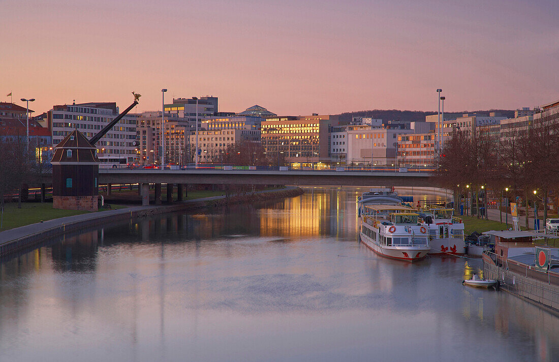 Blick über die Saar mit Schiffen, Saarkran und Wilhelm-Heinrich-Brücke, Neu Saarbrücken, Saarbrücken, Saarland, Deutschland, Europa