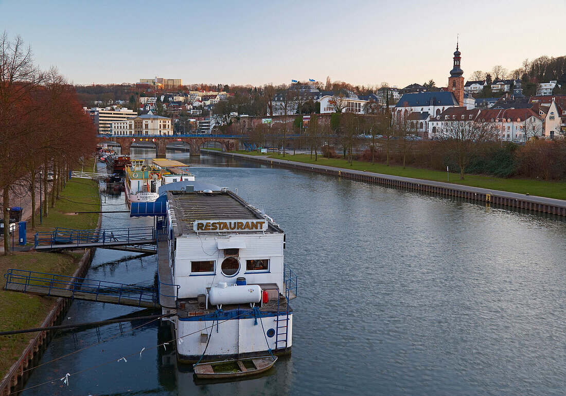 Blick auf Saar mit Alter Brücke, Landtag, Schloß und Schloßkirche am Abend, Saarbrücken, Saarland, Deutschland, Europa