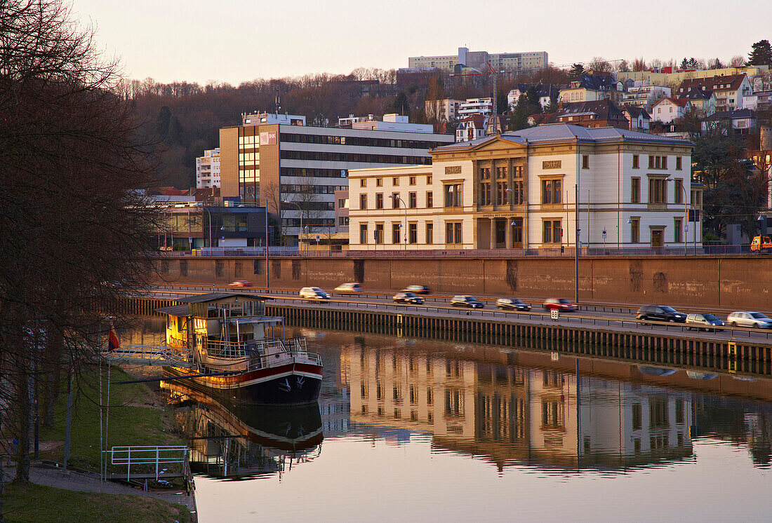 Blick über Saar auf Landtag und Schiff, Alt Saarbrücken, Saarbrücken, Saarland, Deutschland, Europa