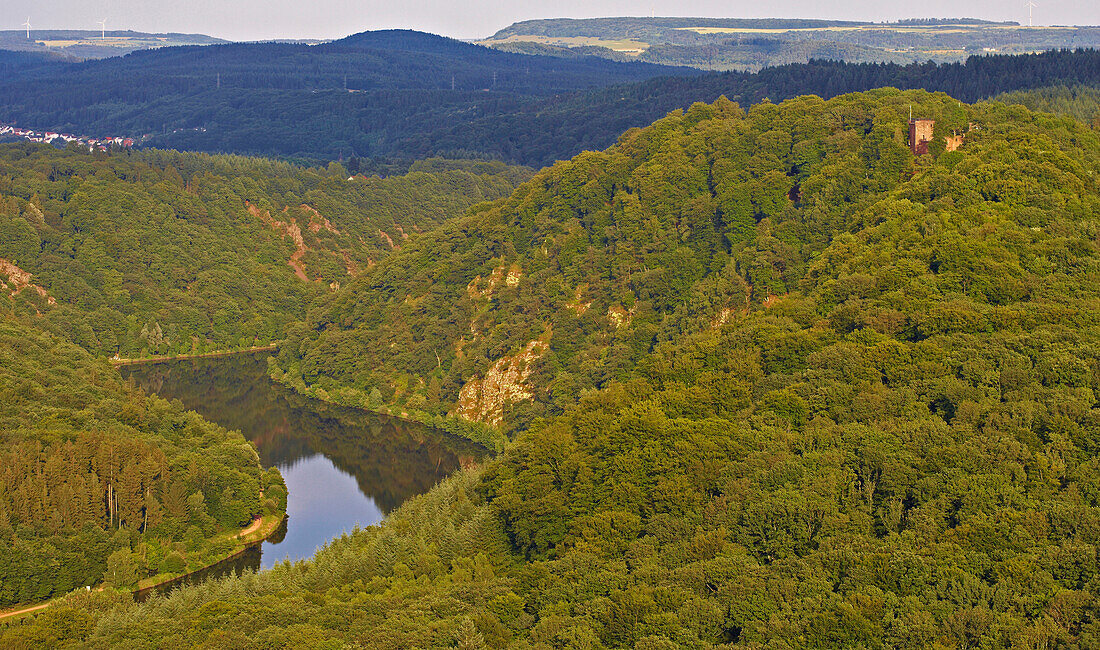 Blick auf Saarschleife und Burg Monclair am Abend, Mettlach, Saarland, Deutschland, Europa