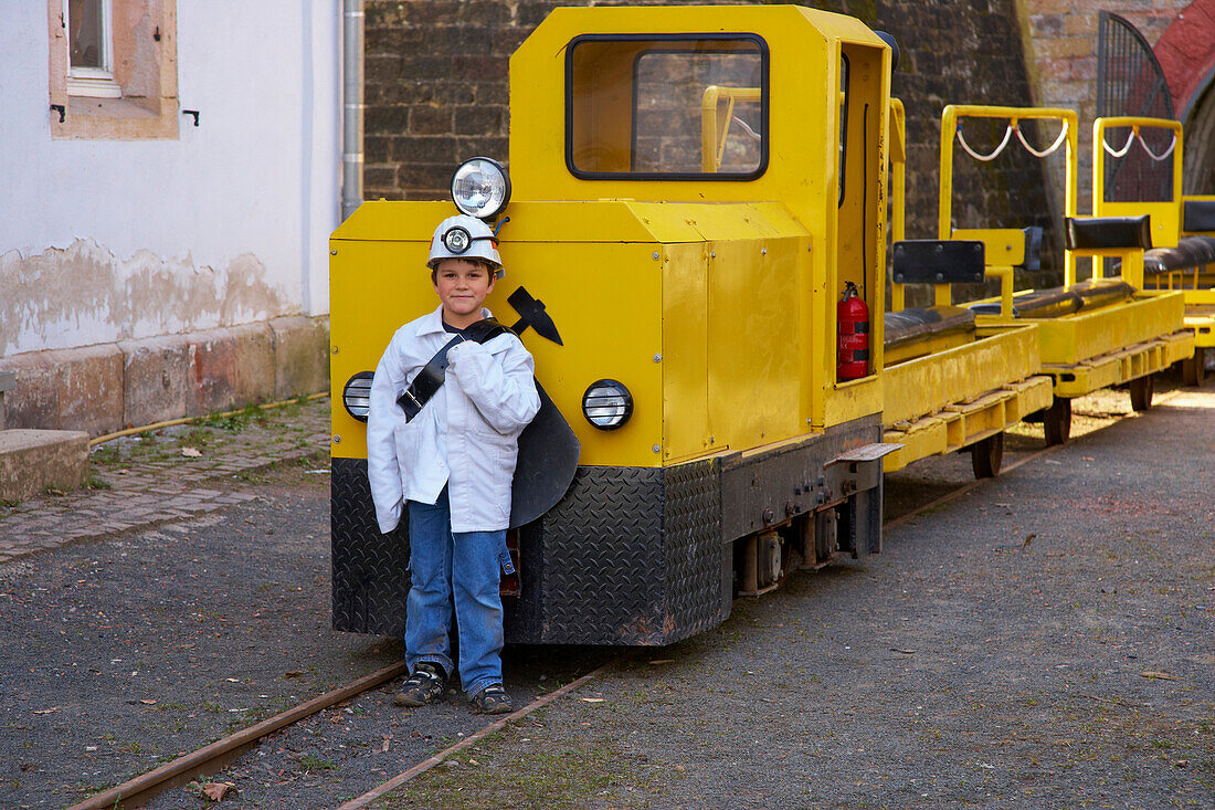 Kind vor dem Besucherbergwerk Rischbachstollen, St. Ingbert, Saarland, Deutschland, Europa