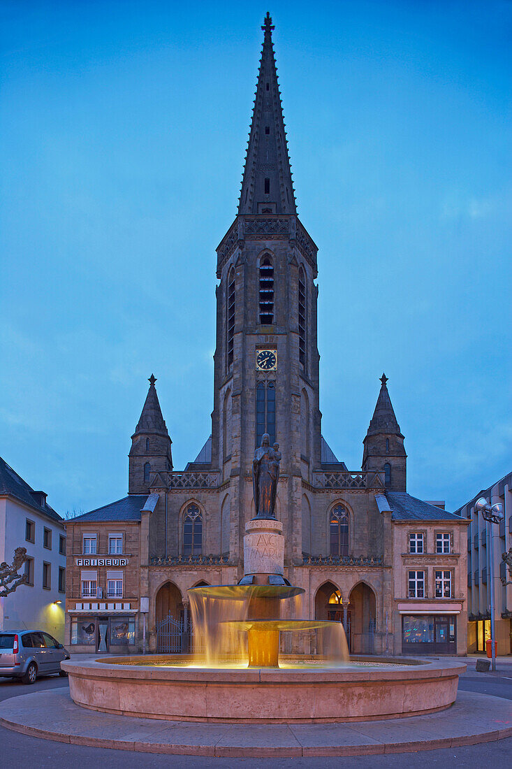 Church Ludwigskirche and fountain in the evening, Saarlouis, Saarland, Germany, Europe