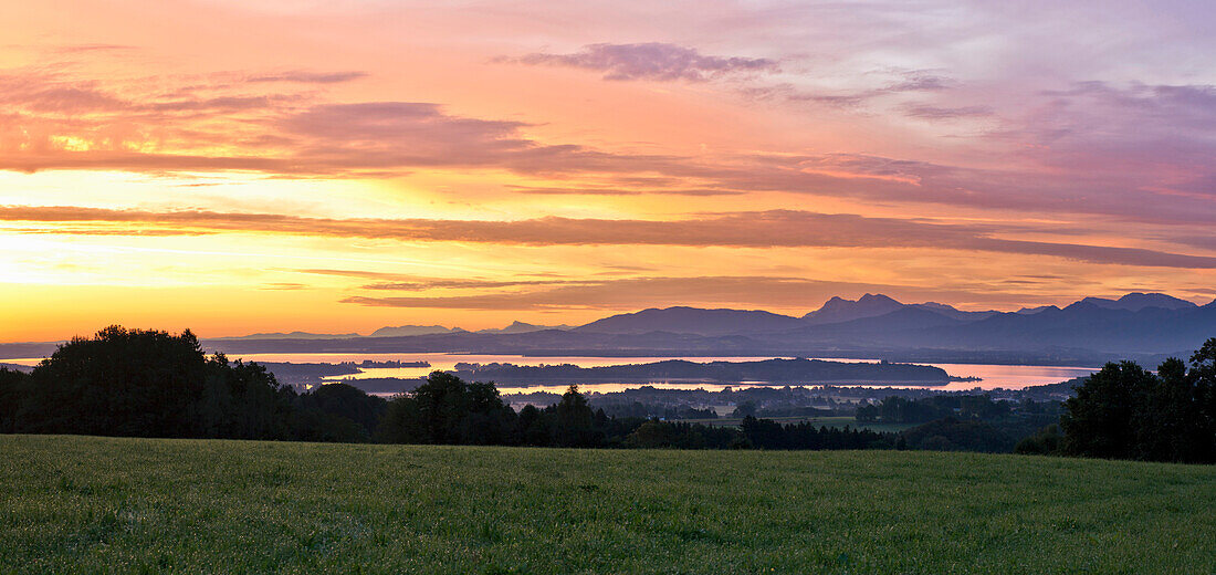 View from Ratzinger Hoehe over lake Chiemsee and Fraueninsel, Chiemgau, Upper Bavaria, Germany