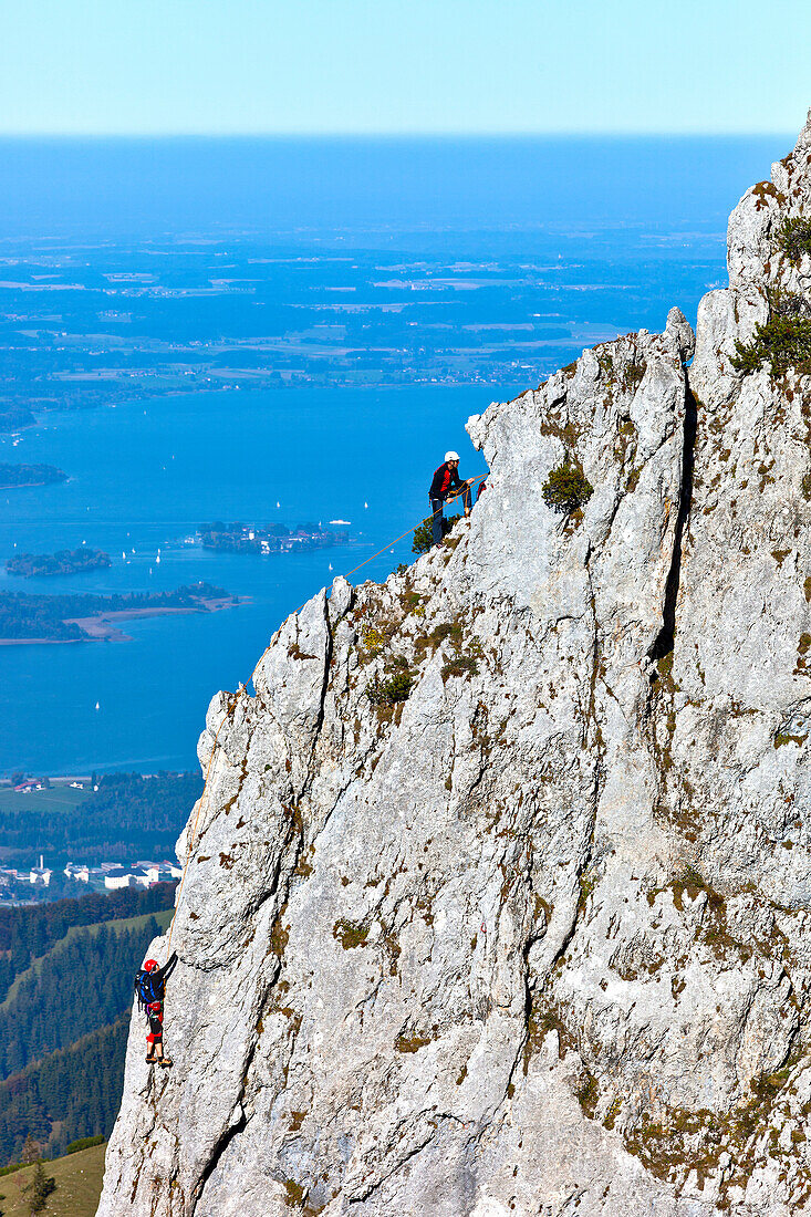 Bergsteiger am Staffelstein, Kampenwand, Chiemsee im Hintergrund, Chiemgau, Oberbayern, Bayern, Deutschland