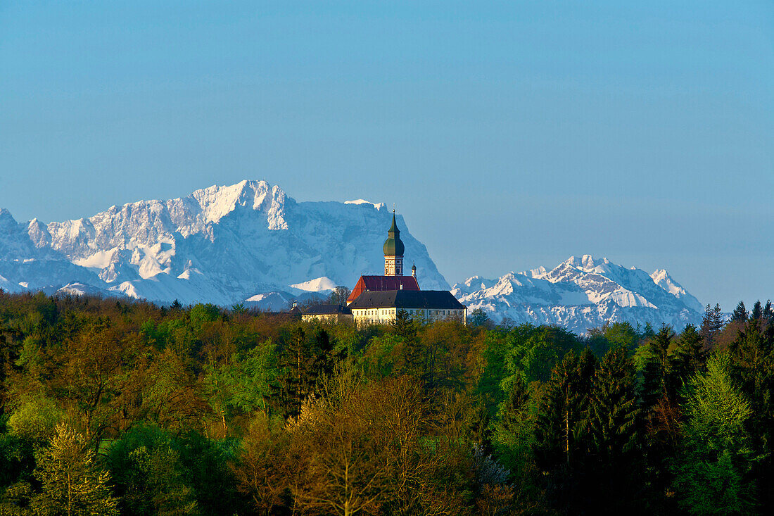 KLoster Andechs mit Zugspitze im Hintergrund, Oberbayern, Bayern, Deutschland